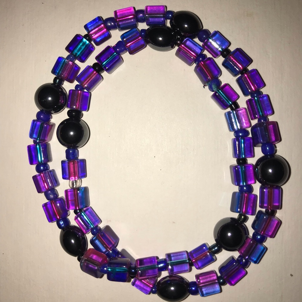 Elastic wrap around with glass beads